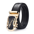 Macro-opname van heren riem met gouden luipaard automatische gesp op witte achtergrond - Xl0372 Luipaardriem Goud