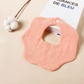 Zachte perzikkleurige baby-slabbetje van ademend meerlaags puur katoenen gaas in bloemvorm - Roze