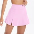 Dettaglio gonna da tennis rosa a vita alta con spacco laterale e pantaloncini integrati - rosa ciliegia