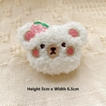 Vue détaillée de la broche ours en peluche avec broderie fraise, 5 cm x 6,5 cm - Style DIY (Ouverture au dos) / Ours Fraise Blanc