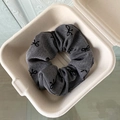 Coletero scrunchie gris oscuro de tela vaquera con lazos negros en una caja - Gris Lazo Grande