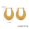 Pendientes dorados en forma de U de acero inoxidable con textura de panal hexagonal - Estilo Panal (F1285) / Dorado