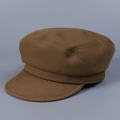 Textura detallada de una gorra repartidora marrón clásica con costuras de sarga densa - Marrón