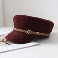 Berretto stile marinaio bordeaux vintage con fibbia in pelle su sfondo bianco pulito - M(56-58cm) / viola-rosso