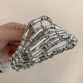 Zilveren schedelhand haarklem gemaakt van metaal voor unieke Halloween kapsels - Zilver