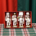 Set mit vier 10 cm großen Nussknackern in Weiß und Gold in einer roten Weihnachtsgeschenkbox - Soldaten-Set / Weiß