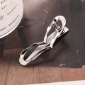 Zilveren gegolfde metalen haarclip met hartdetail op een donkere houten achtergrond - Zilver