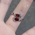 Anello artiglio argentato con pietre preziose rosso scuro a forma di pera - Stile Zampa Di Gatto Rosso (J478)