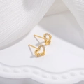 Eleganti orecchini a lobo a cuore dorati con zirconi brillanti su sfondo bianco - Oro Cuore