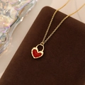 Elegante gouden ketting met een rode hartvormige hanger op donker fluweel - 925 zilver / Goud + Rode Agaat