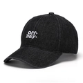Gros plan sur la broderie Off Day. et le denim texturé de la casquette de baseball noire - Taille Unique(Réglable) / Noir Lavé (A)