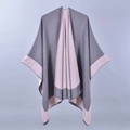 Detailansicht des grau-rosa Strickponchos mit zweifarbigem Kontrastrand und Textur - Dunkelgrau-Pink Farbkombination