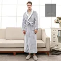 Accappatoio lungo da uomo in flanella grigia con bordini crema e cintura in vita - M / Grigio argento-Uomo