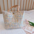 Dettaglio della borsa trapuntata a fiori con tessuto in cotone e chiusura a scatto in metallo - Blu Chiaro Con Fiori Rosa
