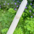 Nahaufnahme des 18K vergoldeten ovalen Halo-Rings mit Zirkonia-Besatz auf weißem Display - Ovaler Hauptstein Stil