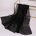 Details des transparenten schwarzen Chiffon-Schals an einem goldenen Ständer mit Textur - Einfarbig / Holzkohleschwarz