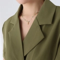 Collana dorata con ciondolo a foglia e perline di cristallo verdi e bianche trendy - Collana d'Oro - 40+5cm