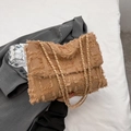 Borsa a tracolla chic in tweed marrone con catena dorata e dettagli a frange - Cachi