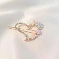 Pinza para el pelo dorada de corazón con flores, perlas y cristales sobre seda blanca - Corazón
