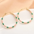 Orecchini a cerchio dorati alla moda con smalto rosa e verde su sfondo di seta bianca - Rosa Verde (EE03-3)