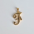 Vue détaillée du pendentif lettre F monogramme vintage en acier inoxydable doré 18 carats - Pendentif uniquement / Pendentif F