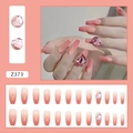 Détail de faux ongles dégradé rose avec strass en cœur 3D et forme ballerine - Coeur Brillant Éclatant (Z373)
