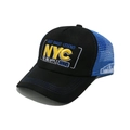 Dettaglio del ricamo NYC su cappellino trucker traspirante in rete nero e blu - M (56-58cm) / Nero e Blu
