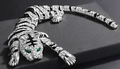 Articulated tiger brooch in silver alloy featuring sparkling rhinestones and green eyes - White Base Green Eye Tiger XD822018-4