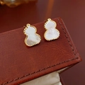 Dettaglio macro di orecchini a forma di zucca dorata con intarsio in madreperla bianca - Placcato Oro 14K Perno in Argento Zucca Madreperla (1#)