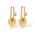 Nahaufnahme goldener Kleeblatt-Ohrringe mit strahlender Textur und funkelnden Kristallen - Blumen/Schmetterling/Klee-Set / Gold