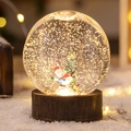 Bola de nieve navideña con Papá Noel y base de bronce iluminada con efecto de purpurina - Estilo de Papá Noel Clásico