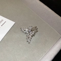 Detaillierte Nahaufnahme einer silbernen Ohrmanschette mit Zirkonia-Steinen in Geschenkbox - Marquise-Zirkon-Flügel-Ohrmanschette (2#)