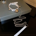 Détail d'un collier ras du cou en cuir blanc avec cloches et laisse à chaîne argentée - Collier avec Corde de Traction / Blanc