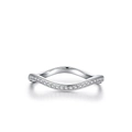 Eleganter S925 Sterlingsilber Wellenring mit weißen Zirkonia auf weißem Hintergrund - US Größe 5 / Silber