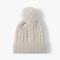 Gorro de punto trenzado beige para mujer con pompón grande de pelo y dobladillo acanalado - Beige