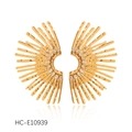 Orecchini a raggio di sole dorati con zirconi bianchi scintillanti in vista simmetrica - Stile Sunburst con Strass Oro (HC-E10939)