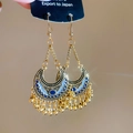 Detalle de pendientes bohemios de media luna con esmalte azul y borlas de cuentas - 8# Gancho de Oreja Color Dorado