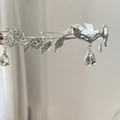 Dettaglio di tiara a foglia d'argento con strass scintillanti e ciondoli in cristallo - Argento