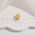 Vista detallada de un cierre magnético cilíndrico dorado sobre un plato de cerámica blanca - Estilo E: Dorado 5.6mm