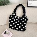Detail van de zachte pluche emmerzak met stippen met focus op textuur en voering - Pluche Polka Dot Tote Tas