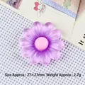 Dettaglio di una margherita in resina viola con centro rosa per accessori fai da te - Viola
