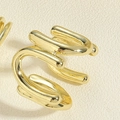 Vista macro di un anello a fascia dorata stile croissant su superficie strutturata - Anello lettera N