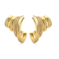 Luxe 18K gouden C-vormige oorringen met meerlaagse zirkonia op een witte achtergrond - Goud