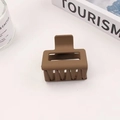 Dettaglio di un mollettone quadrato marrone opaco con finitura gommata liscia al tatto - 5cm / Caffè Chiaro