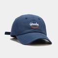 Dettaglio laterale di un cappello da baseball blu navy con ricamo 3D e cuciture fini - Regolabile / Blu scuro