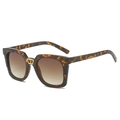 Oversized square sunglasses featuring a tortoiseshell frame and gradient brown lenses - Leopard Frame / Tea Lens