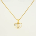 Gouden hartvormige ketting met witte parelmoer inleg en een gouden 3D-letter D - Letter D