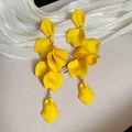 Detalle de pendientes de borla con pétalos de rosa amarillos sobre fondo de seda suave - Perno de Plata - Amarillo / Amarillo