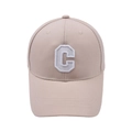 Dettaglio del ricamo bianco 3D della lettera C su un berretto da baseball color beige - Regolabile / Cachi