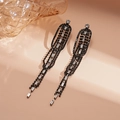 Detailansicht der Quastenohrringe mit ovalen Rahmen und funkelnden Diamantbesatz - Silber-Ohrstecker - Gun Black